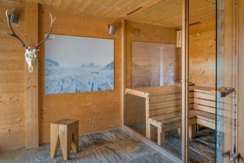 sauna z ławką w drewnianej kabinie w obiekcie Rupicapra w mieście Bettmeralp