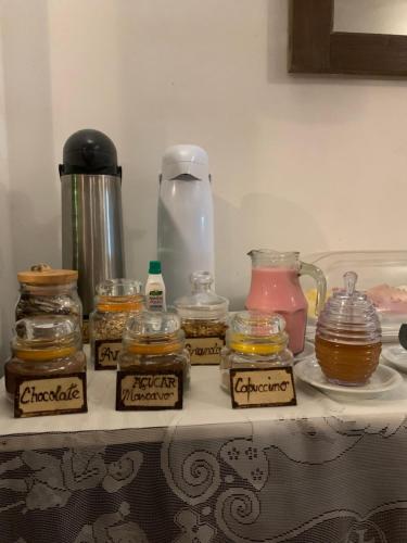 un estante con jarras de comida en un mostrador en Pousada Villa de Cananea, en Cananéia