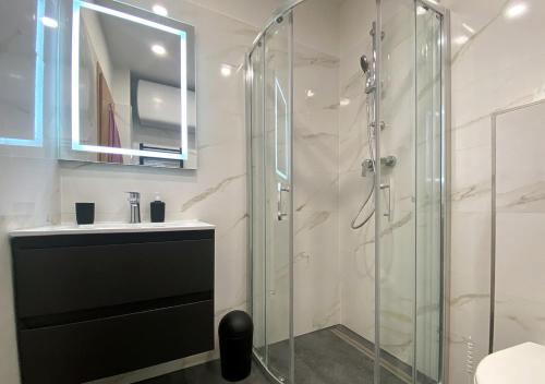 W łazience znajduje się szklana kabina prysznicowa i umywalka. w obiekcie Slunný a vzdušný Apartmán Astra - by Relax Harrachov w mieście Harrachov