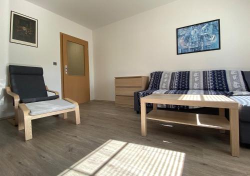 sypialnia z łóżkiem i krzesłem w obiekcie Slunný a vzdušný Apartmán Astra - by Relax Harrachov w mieście Harrachov