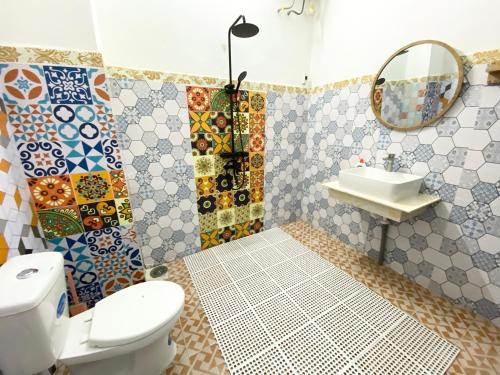 une salle de bain avec toilettes et lavabo dans l'établissement Spacious Ancient Home, à Hội An