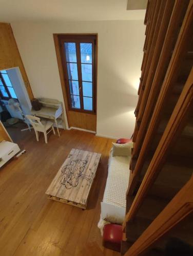 un salon vide avec une table et une chaise dans l'établissement Grand duplex, 2 chambres, cœur historique Cahors, à Cahors