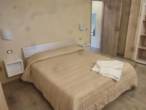 um quarto com uma cama grande num quarto em Appartament Noemi em Ricadi
