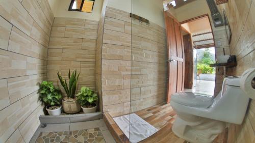 łazienka z toaletą i roślinami w obiekcie Chongo's Place Familiar w mieście Fortuna
