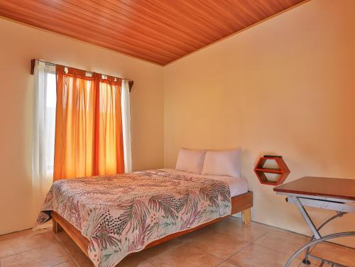 フォルトゥナにあるChongo's Place Familiarのベッドルーム(ベッド1台、窓付)