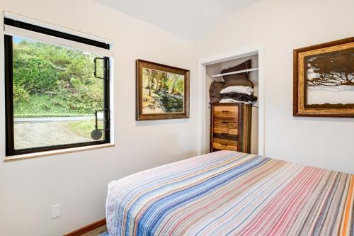 een slaapkamer met een bed en een raam bij River Otter in Nehalem