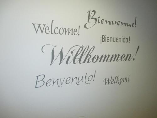 a wall with the words welcome gmaxwell bl gmaxwell deborahbringerbringerbringerbringerbringer at Hotel & Gästehaus Krone in Geiselwind