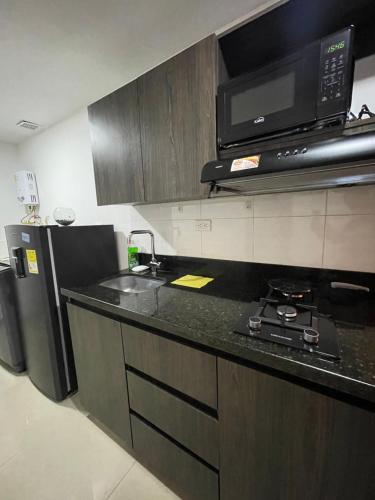 Una cocina o zona de cocina en Hermoso y confortable Apartaestudio con todas las comodidades 602