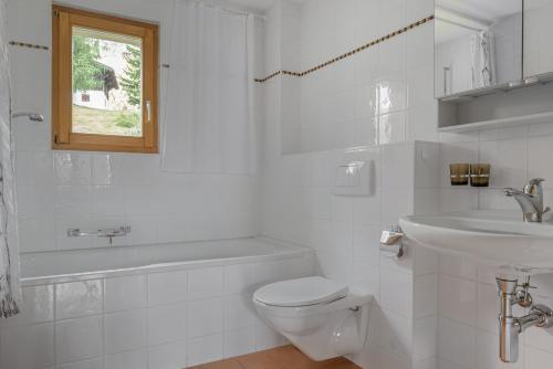 ベットマーアルプにあるAlpengarten 4の白いバスルーム(トイレ、シンク付)