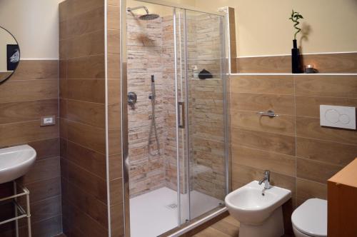a bathroom with a shower and a toilet and a sink at Le Case di Sonia DEL CORSO CIV 25 Fucecchio in Fucecchio