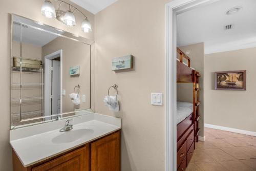 ein Bad mit einem Waschbecken und einem Spiegel in der Unterkunft Beach Resort 310 in Destin
