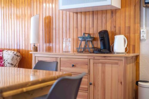 une cuisine avec une table et une cafetière sur un comptoir dans l'établissement Appartement au pied des pistes, à Saint-Léger-les-Mélèzes