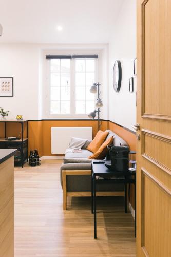 a room with a bed and a table with a desk at Black Cognac in Joigny