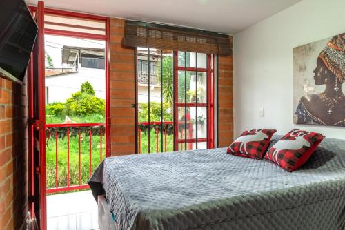 - une chambre avec un lit et une grande fenêtre dans l'établissement APARTAMENTO MI REFUGIO, à Salento