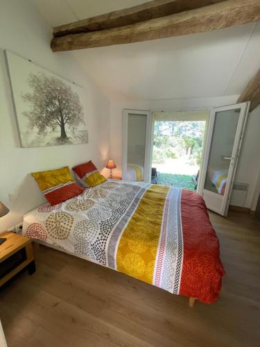 Posteľ alebo postele v izbe v ubytovaní Pézenas Cottage avec terrasse et jardin 1 chambre et 1 mezzanine au coeur d'un domaine avec 2 piscines