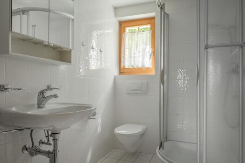ベットマーアルプにあるArtus 3の白いバスルーム(洗面台、トイレ付)