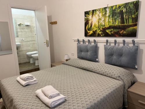 ein Schlafzimmer mit einem Bett mit zwei Handtüchern darauf in der Unterkunft B&B San Michele a Porta Pia in Rom