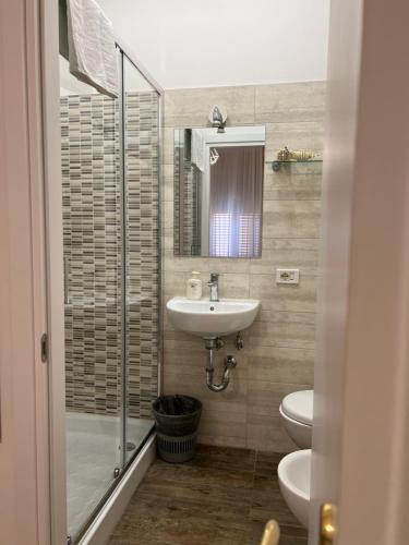 ein Bad mit einem Waschbecken, einem WC und einer Dusche in der Unterkunft B&B San Michele a Porta Pia in Rom