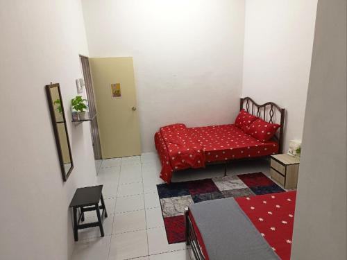 ジェラントゥートにあるHomestay Jerantut Sincerelyatのリビングルーム(赤いソファ、ベッド付)