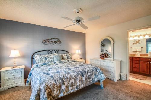 - une chambre avec un lit et un ventilateur de plafond dans l'établissement Land's End 10-305 Beach Front, à St. Pete Beach
