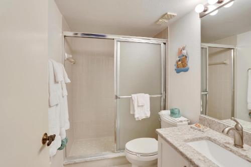 La salle de bains est pourvue d'une douche, de toilettes et d'un lavabo. dans l'établissement Land's End 10-305 Beach Front, à St. Pete Beach