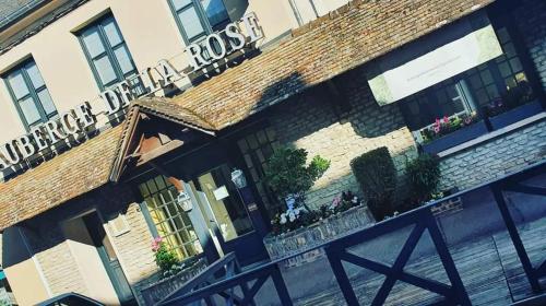 an overhead view of the front of a building at Auberge de la rose in Anet