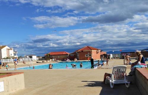un groupe de personnes jouant dans une piscine dans l'établissement LE BARCARES Caraïbes, au Barcarès