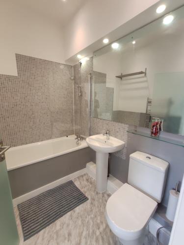 a bathroom with a sink and a toilet and a bath tub at City Centre 2 bedrooms 2 Ensuite Flat free parking in Nottingham