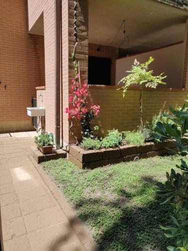 A garden outside Appartamento mare e pineta