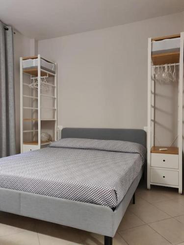 A bed or beds in a room at Appartamento mare e pineta