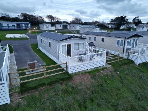 an aerial view of a row of mobile homes at 3-Bedroom Holiday Home with Valley Views in Newquay