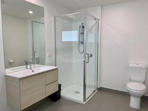 Ένα μπάνιο στο Modern villa with water view