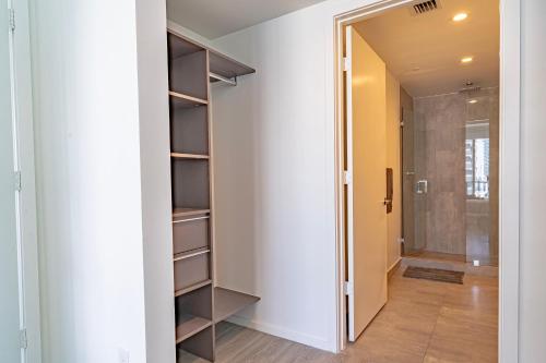 Luxurious 2-Bed Apartment with Breathtaking Bay views!! photo 47