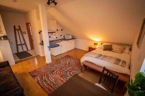 1 Schlafzimmer mit einem großen Bett und einer Küche in der Unterkunft Gemütliches Apartment im wunderschönen Kallmünz in Kallmünz
