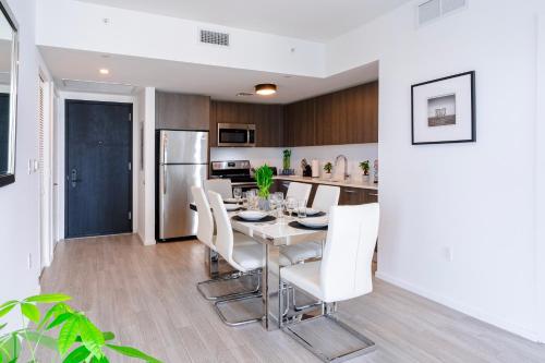 Luxurious 2-Bed Apartment with Breathtaking Bay views!! photo 11