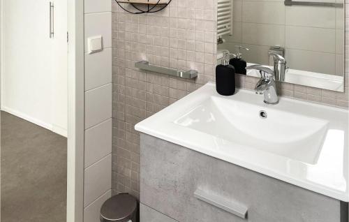 Koupelna v ubytování Nice Home In Scherpenisse With Wifi