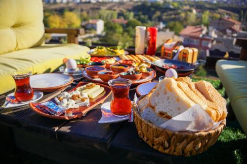 Una mesa de picnic con comida y bebidas. en Mahperi Cappadocia Cave, en Nevşehir