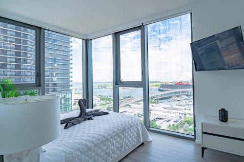 Luxurious 2-Bed Apartment with Breathtaking Bay views!! photo 14