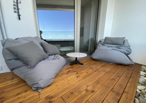 a room with two bean bag chairs and a table at ALPEN-PANORAMA SUITE - Einzigartige Privatsuite hoch über München, 12tes OG, Alpenblick, Loggia, Whirlpool, 15 Minuten zum Zentrum, Ruhe und Erholung in der Stadt München für privat und geschäftlich Reisende in Munich