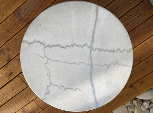 a white marble table on top of a wooden floor at ALPEN-PANORAMA SUITE - Einzigartige Privatsuite hoch über München, 12tes OG, Alpenblick, Loggia, Whirlpool, 15 Minuten zum Zentrum, Ruhe und Erholung in der Stadt München für privat und geschäftlich Reisende in Munich