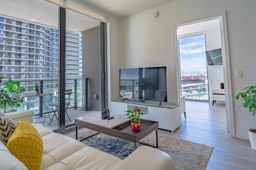 Luxurious 2-Bed Apartment with Breathtaking Bay views!! photo 6
