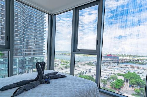 Luxurious 2-Bed Apartment with Breathtaking Bay views!! photo 3