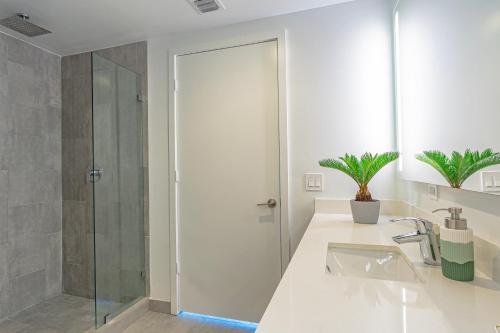 Luxurious 2-Bed Apartment with Breathtaking Bay views!! photo 24