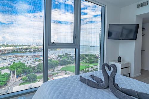 Luxurious 2-Bed Apartment with Breathtaking Bay views!! photo 8