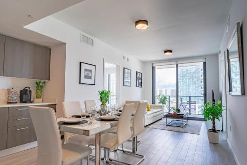 Luxurious 2-Bed Apartment with Breathtaking Bay views!! photo 5