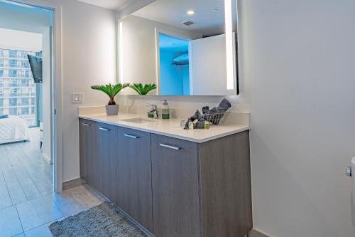 Luxurious 2-Bed Apartment with Breathtaking Bay views!! photo 29