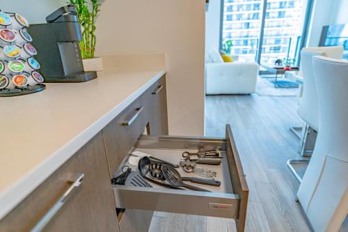 Luxurious 2-Bed Apartment with Breathtaking Bay views!! photo 37