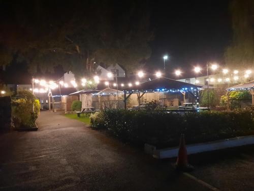 Κήπος έξω από το Three Salmons Hotel