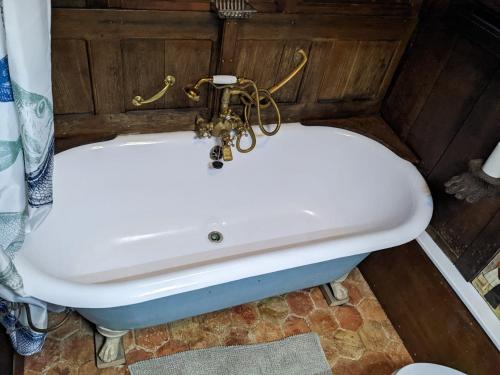 eine Badewanne im Bad mit Waschbecken in der Unterkunft House of secrets in Morlaix