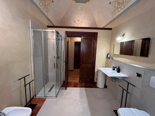 アオスタにあるCasa di Sant'Anselmo - Le Volte - CIR VDA AOSTA 0190のバスルーム(トイレ2つ、シャワー、シンク付)